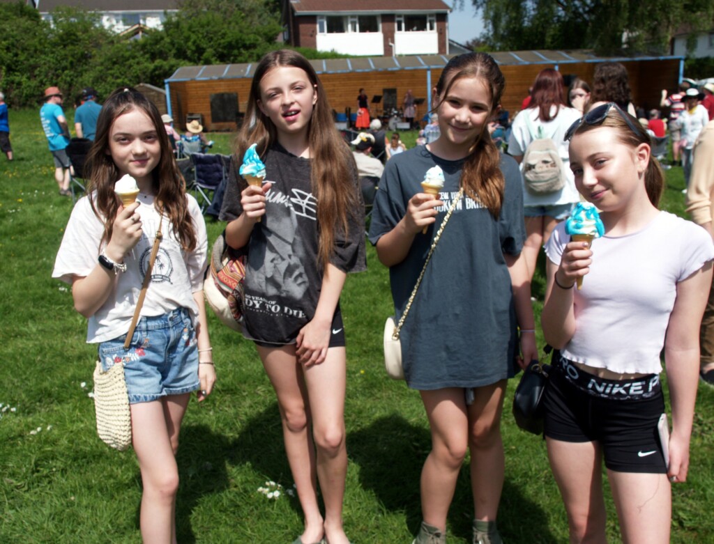 4 girls eating icecreams